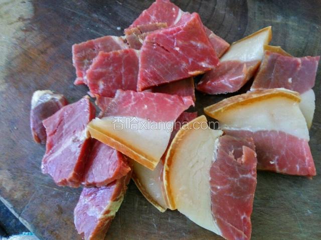 把咸肉切大点，厚点的肉块