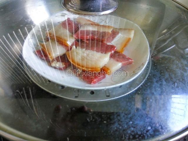锅内放入适量的水，放入蒸屉隔水蒸，水开后蒸15～20分钟