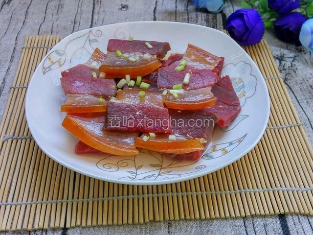 蒸熟后香喷喷的咸肉，撒上葱花即可
