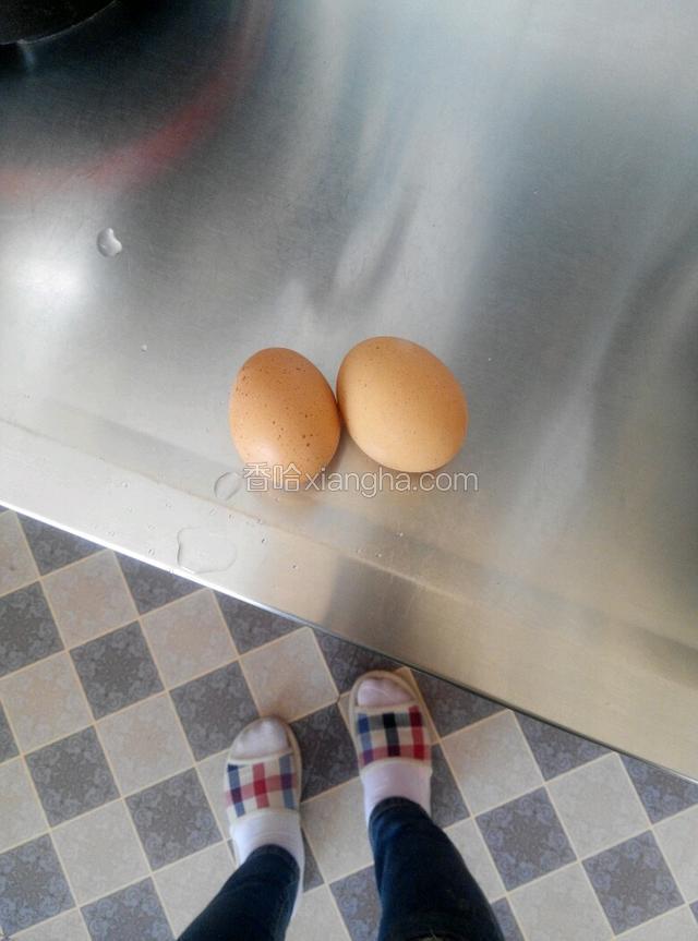 准备好鸡蛋，面条