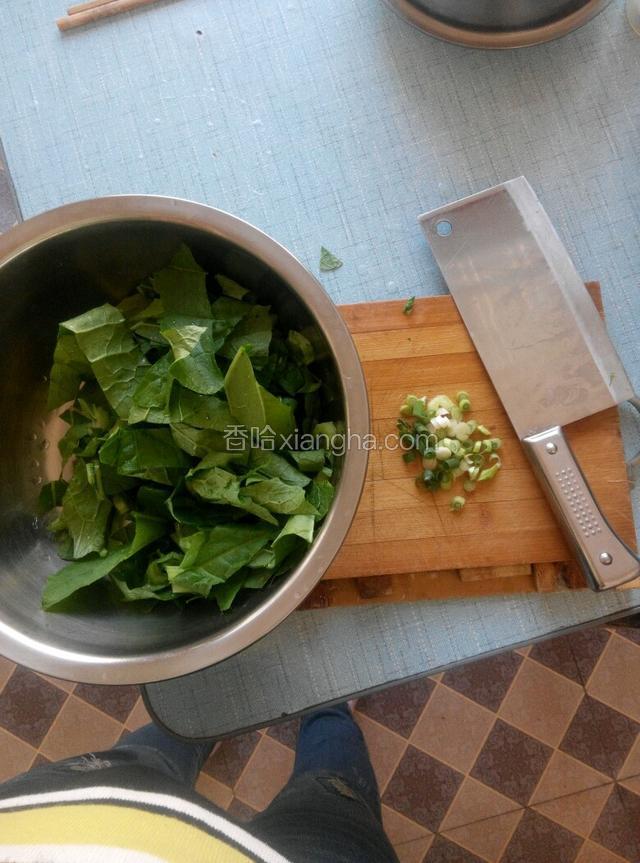 小白菜把叶子摘开洗净，切成宽条。准备好葱花放一边备用。