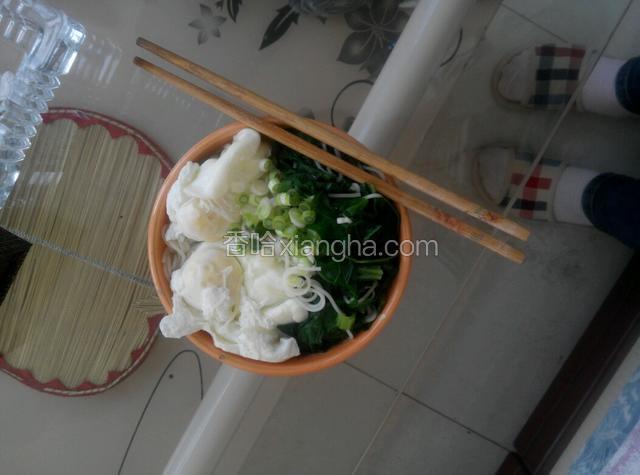 锅里加水烧开把鸡蛋打里面煮成型