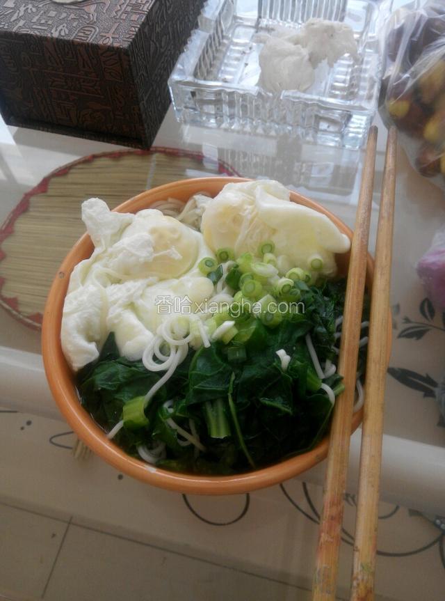 把面条放锅里煮，煮到快熟了放入切好的小白菜，锅里放少许盐