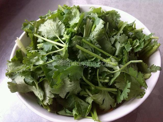 香菜洗净切段