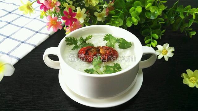 把龙虾放粥上面，可以淋些烧虾的汤汁上面，再放些香菜，味道鲜美级了！