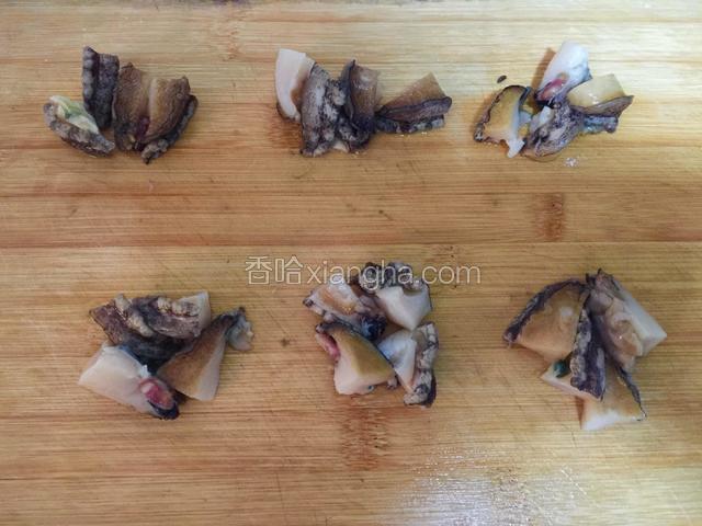 将鲜鲍鱼一分为四，切成小块备用；