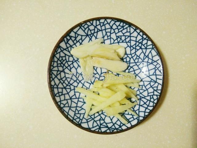 将姜切丝，蒜切片
