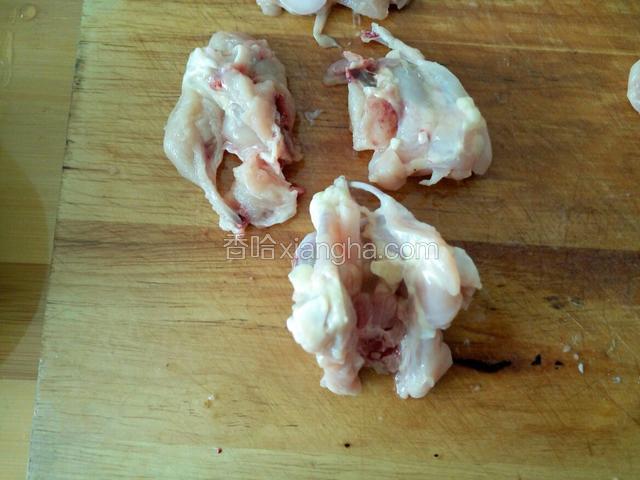 新鲜的鸡叉骨从中间剁开