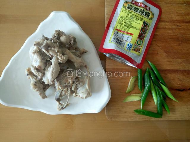 鸡叉捞出 切葱姜和蒜蓉辣酱一起备用 