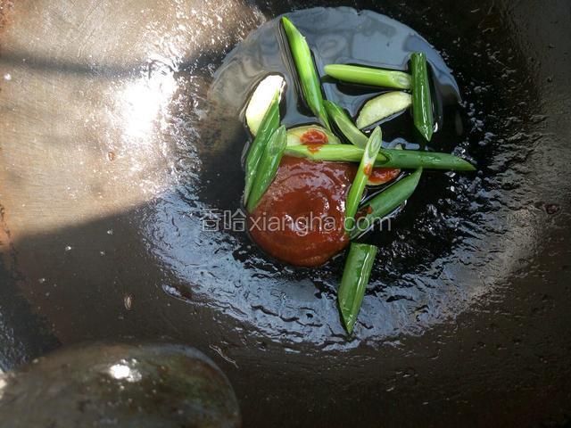 再下入一大勺蒜蓉辣酱