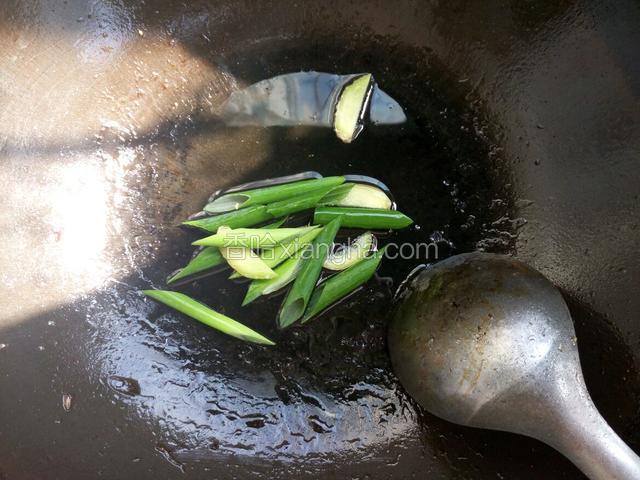 锅里放入少许油炒香葱姜
