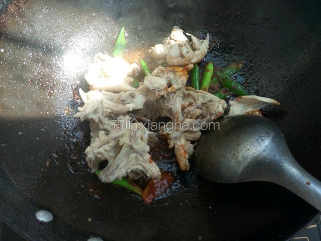 翻炒均匀后放入鸡叉