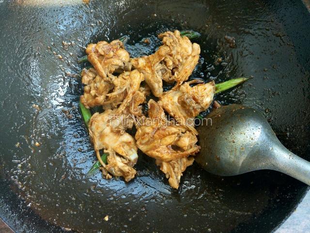 让每一个鸡叉都裹上酱汁，再放一勺水，煨1-2分钟 