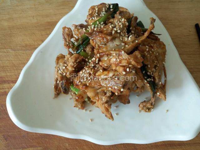 酱汁收干，取出装盘撒芝麻