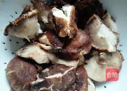 Illustration of how to make mushroom and beef dumplings 2