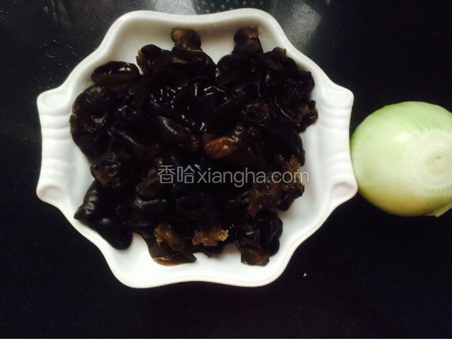 准备以下食材，木耳提前泡发，洗干净待用