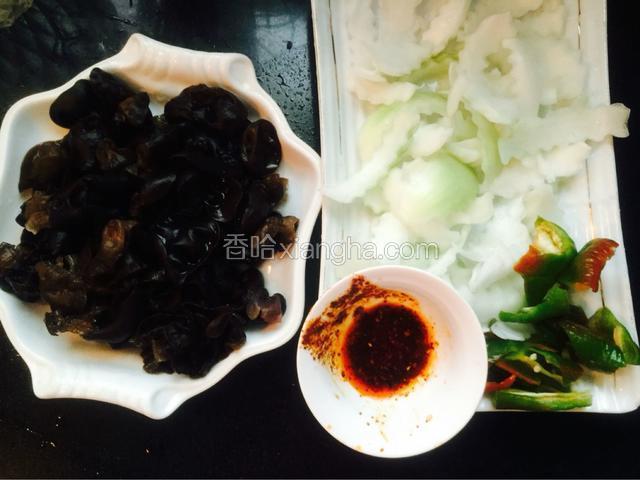 洋葱去皮，青椒去蒂，洗干净切花刀，
