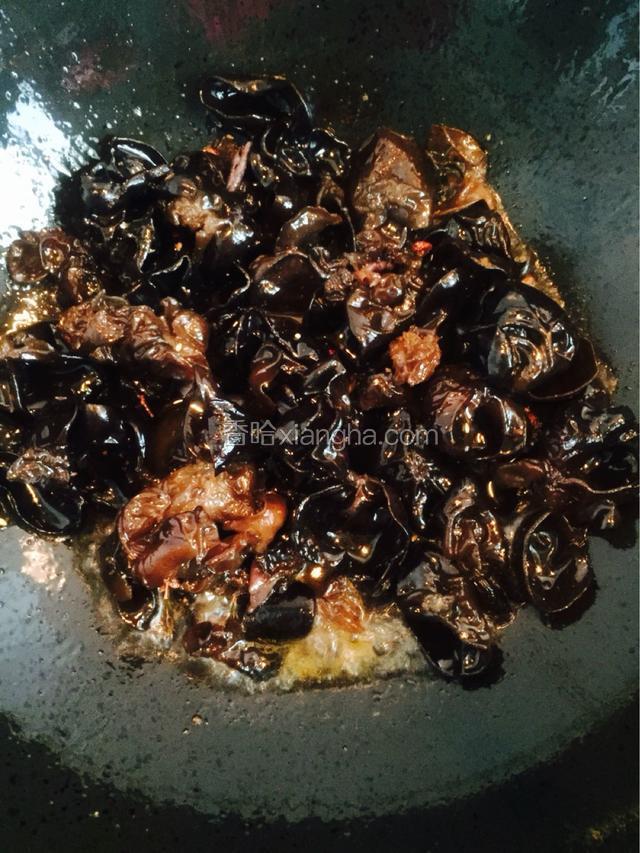 接着放入醋，翻炒均匀后加入耗油和食用盐，添冷水小半碗，烧开翻炒1-2分钟