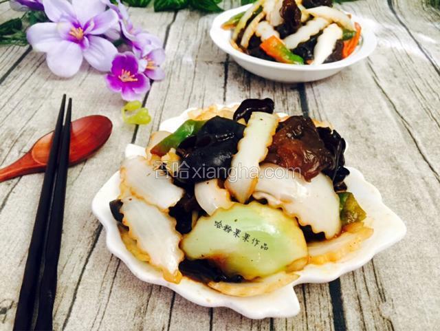 洋葱脆脆的，脆感在口中嘎嘣响，有股甜丝丝夹着酸辣的味道绕在舌尖，耗油的鲜美，木耳的软柔，有点嚼劲伴着水脆的口感，嚼在口中酸辣香的味道回味无穷