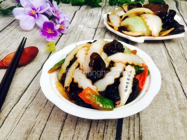 开动吧，美食当前，无法阻挡，来碗米饭，这盘菜一稍就光
