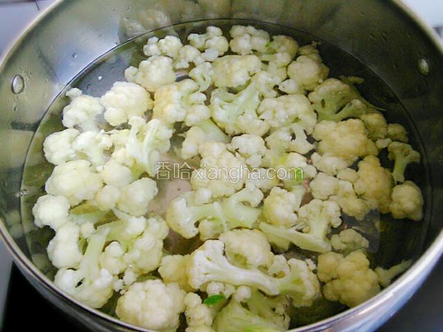锅里烧些热水，焯下菜花