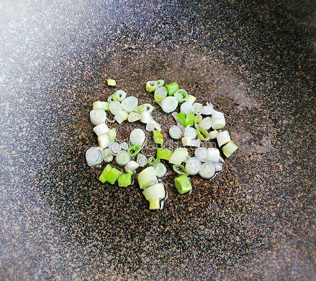 锅里倒入适量食用油烧热，放入葱花炒香