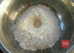 红萝卜冬菇肉馅饼的做法图解1