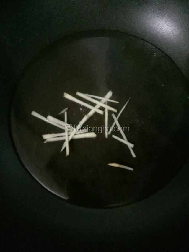 锅中注入清水放入姜丝大火烧沸。