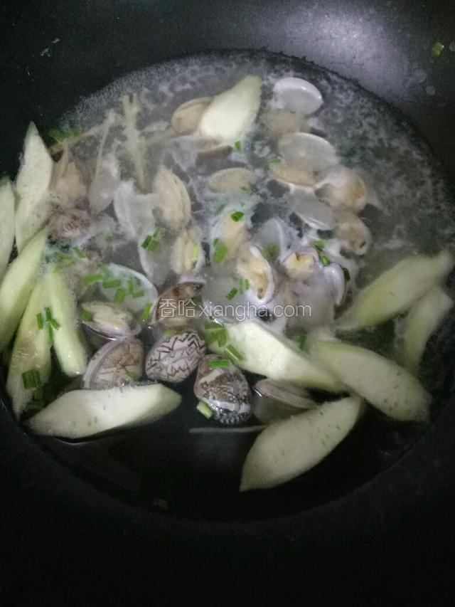 花甲一开口撒上葱花即可出锅。