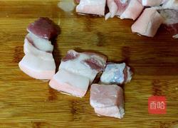 酸菜炖五花肉的做法图解1