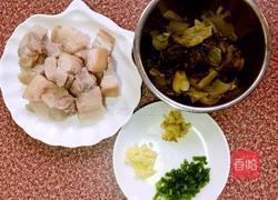酸菜炖五花肉的做法图解3