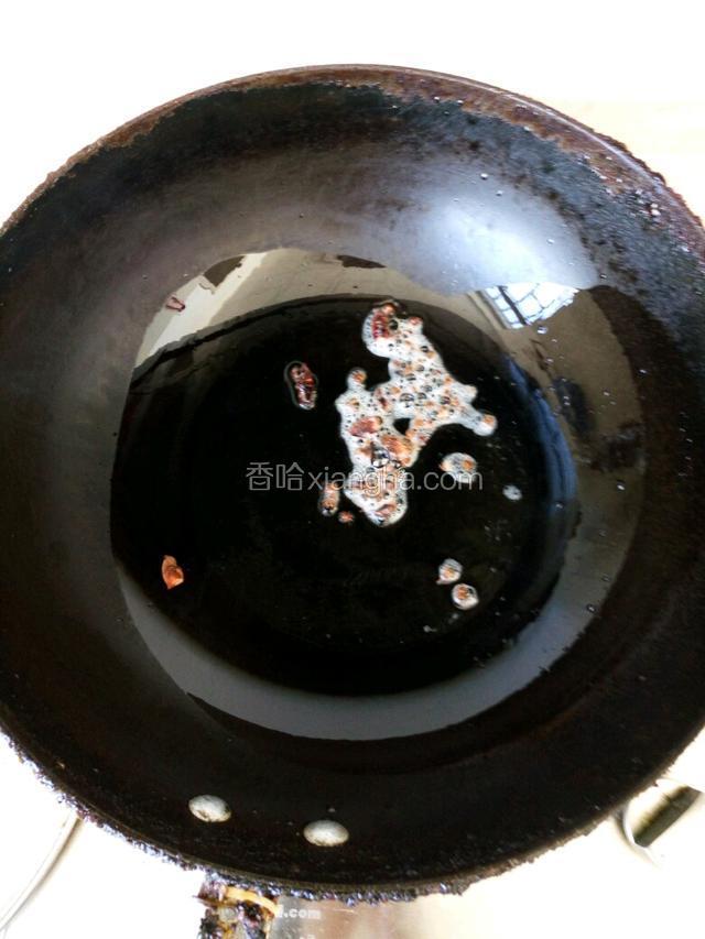 热油，放入花椒炒香