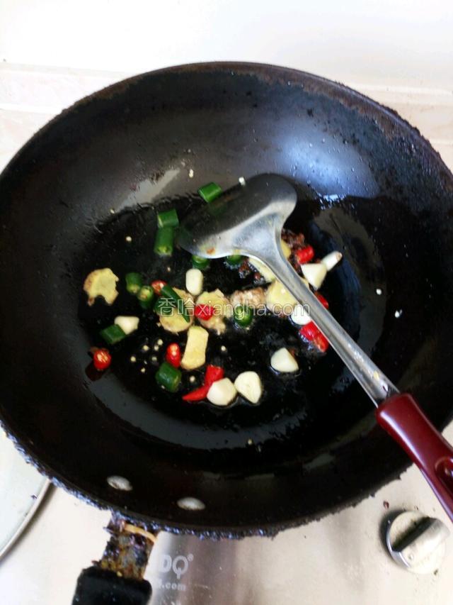 加入辣椒和蒜