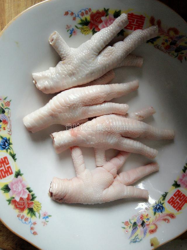 鸡爪洗干净，切除指甲