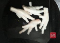 佛手瓜黄豆鸡脚汤的做法图解2