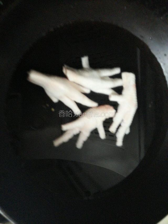 锅中放入少量凉水将鸡爪放入。煮2分钟冒血水