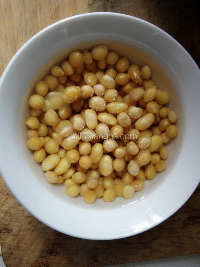 黄豆用凉水泡发2个小时以上