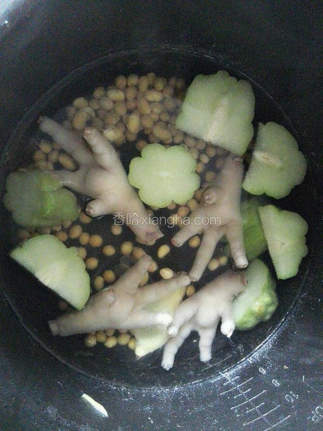 将鸡爪，黄豆和佛手瓜放入高压锅锅中，加入两大碗水