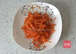 Illustration of how to make carrot and egg pancakes 1