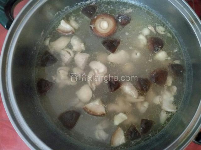 把香菇和鸡腿肉入水焯熟