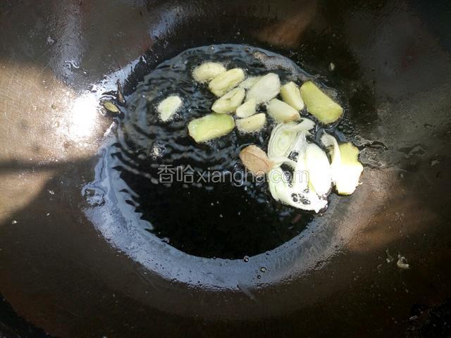 锅里放入油 煸炒葱姜蒜