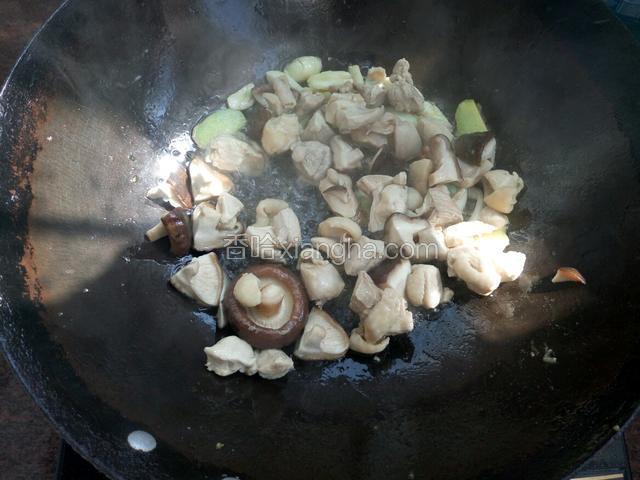 再放入焯好的香菇和鸡肉