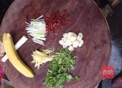 油泼鲤鱼的做法图解1