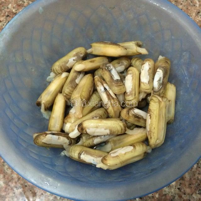 将蛏子冲洗一下后泡在水里，放些盐或香油浸泡20分钟左右，吐尽脏物后再刷洗干净。