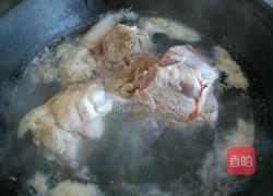 胡萝卜玉米骨头汤的做法图解2