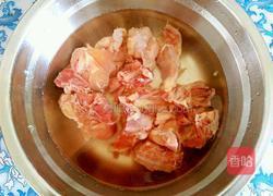 香菇土豆炖鸡块的做法图解1