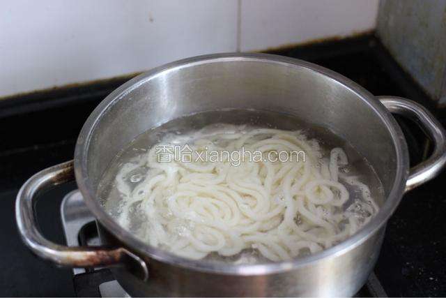 烧开一锅水，下乌冬面，乌冬面本是熟食，所以下面只需要1，2分钟就行了。面烧好就捞出沥干