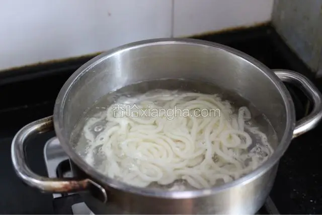 烧开一锅水，下乌冬面，乌冬面本是熟食，所以下面只需要1，2分钟就行了。面烧好就捞出沥干