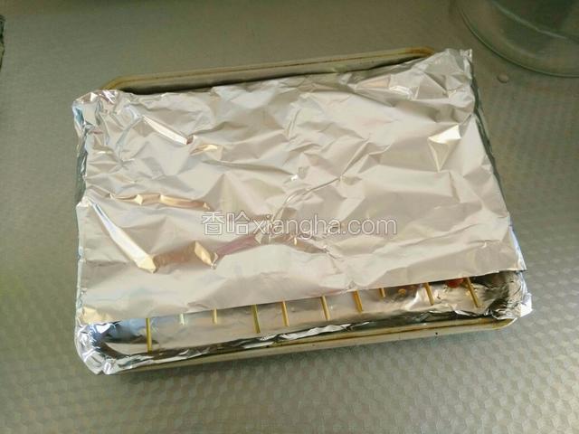 上面盖好锡纸。烤箱180度预热，然后转200度开烤。