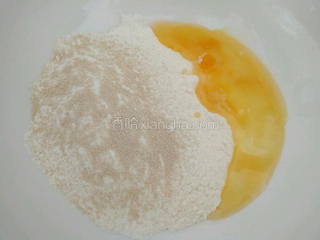 将面粉加酵母粉白糖鸡蛋，放入碗中。加少许的水和成不粘手的面团。